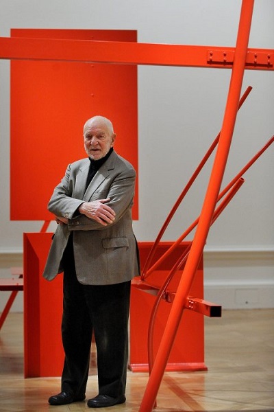British artist Sir Anthony Caro poses for photographers with his sculpture entitled 'Early One Morning' during the press view of the 'Modern British Sculpture' exhibition at the Royal Academy of Arts in London, on January 18, 2011.  The exhibition will examine British sculpture of the twentieth century and will run from January 22 to April 7, 2011. AFP PHOTO/Ben Stansall